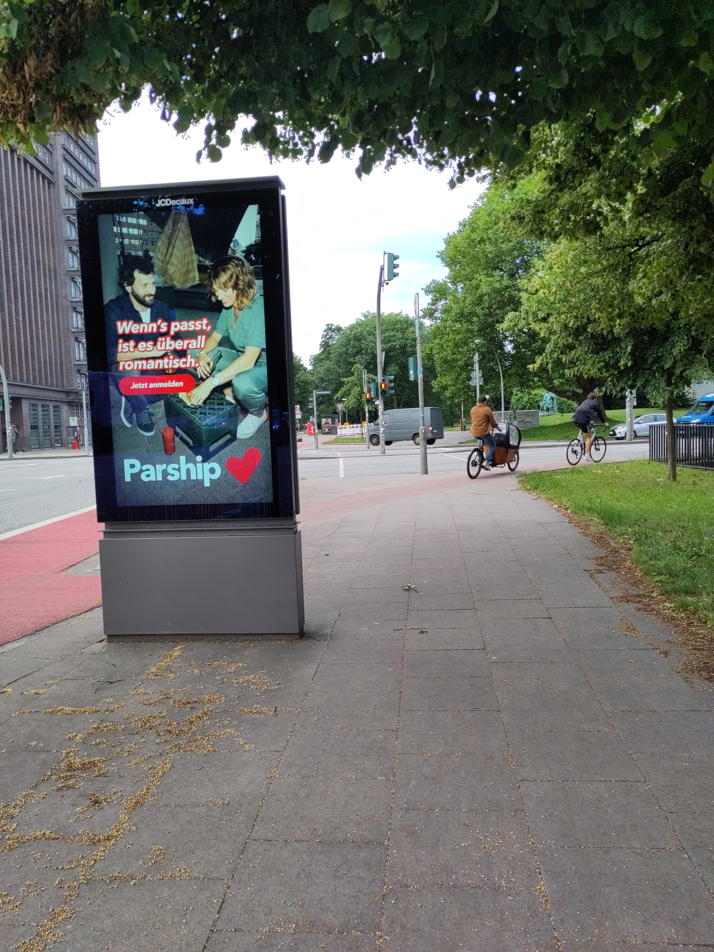 Eine digiutale 2-Quadratmeter-Werbeglotze (CLP-format) mitten auf einem Gehweg, neben dem Radweg.